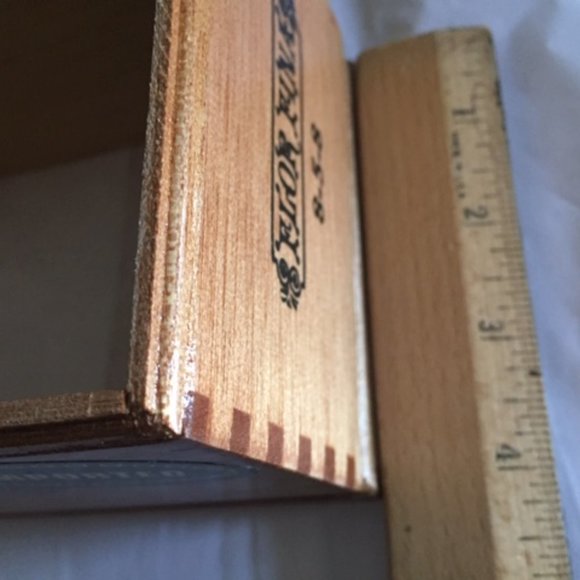 A Fuente Flor Fina 8-5-8 Cigar Box - Picture 9 of 9